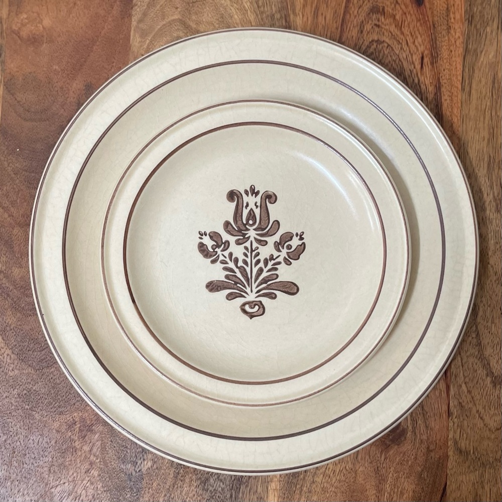 VTG, Pfaltzgraff Village, Dinnerware Set (1970s)